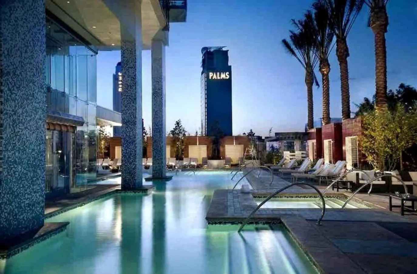 Luxe Condo Balcony Strip View Free Parking
